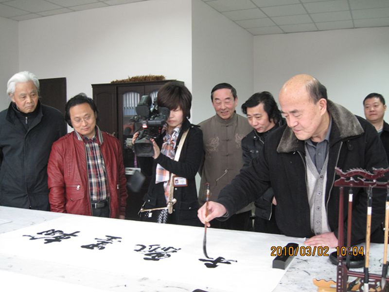 市人大常委會黨組書記、副主任張法祥在畫展開幕式上題寫“翰墨飄香”.JPG