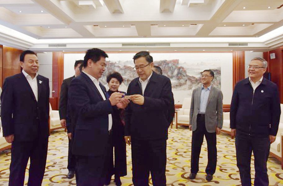 2018年4月16日，貴州省委書記孫志剛聽取全國(guó)政協(xié)委員、民建中央常委、中華職業(yè)教育社副理事長(zhǎng)、四川國(guó)弘現(xiàn)代教育投資公司（省屬國(guó)有企業(yè)）董事長(zhǎng)蘇華關(guān)于在貴州省發(fā)展教育事業(yè)和教育扶貧工作匯報(bào)。_副本.jpg