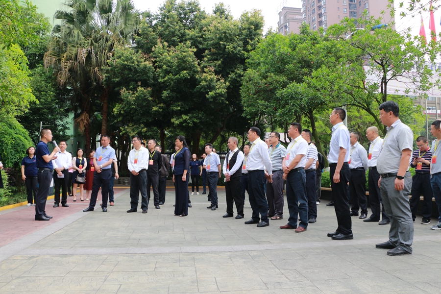德陽(yáng)市、中江縣人大代表到繼光實(shí)驗(yàn)學(xué)校調(diào)研.JPG