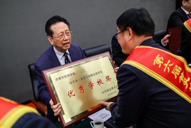 黃炎培職業(yè)教育獎(jiǎng)揭曉，向獲獎(jiǎng)?wù)咦ＹR！