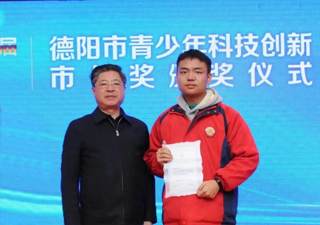 市長何禮為高2021屆5班學(xué)生周競楠頒發(fā)青少年科創(chuàng)市長獎(jiǎng)，鼓勵(lì)孩子們成為拔尖創(chuàng)新人才。_副本.jpg