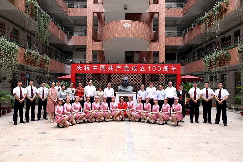 5郝明金理事長與中華職業(yè)學校空乘專業(yè)學生合影留念.jpg