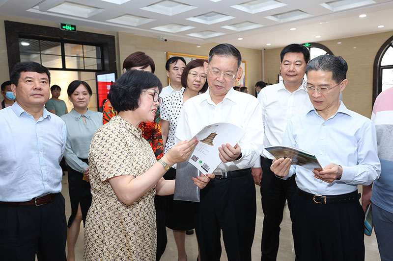 1郝明金理事長在中華職業(yè)學校調研，翻看該校獲獎書籍_20210719144252.jpg