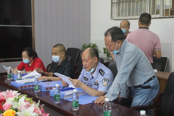 1630652860841859.jpg 中江縣13部門聯(lián)合檢查組督導(dǎo)檢查中江職中開(kāi)學(xué)疫情防控工作.jpg