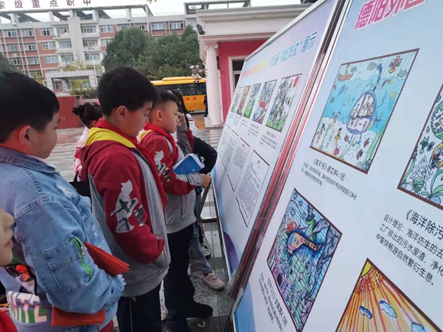 德外小學(xué)舉辦第三屆科創(chuàng)節(jié)學(xué)生優(yōu)秀科幻畫、科幻作文展覽.jpg