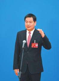 3月7日，“委員通道”集體采訪活動上，住川全國政協(xié)委員蘇華接受媒體采訪。 　　新華社記者 陳曄華 攝.jpg