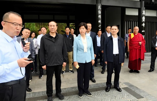 考察組在世園會主會場中華園藝展區(qū)成都園聽取有關(guān)情況介紹。記者 姜寒冬 攝.jpg