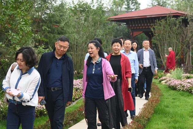 考察組在世園會國際園藝展區(qū)考察。記者 姜寒冬 攝.jpg