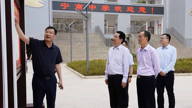 蘇華一行來到寧南中學北校區(qū)，詳細了解我縣教育發(fā)展情況。_副本.jpg